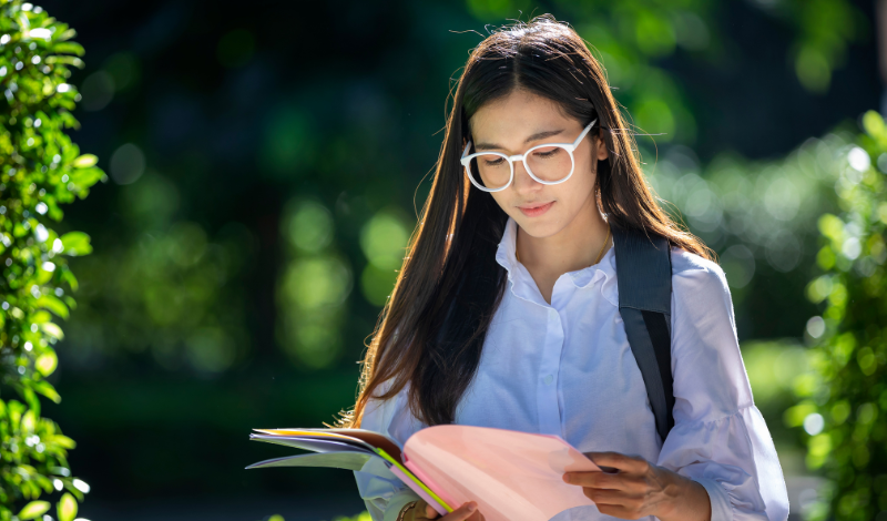 a girl wear glasses in image